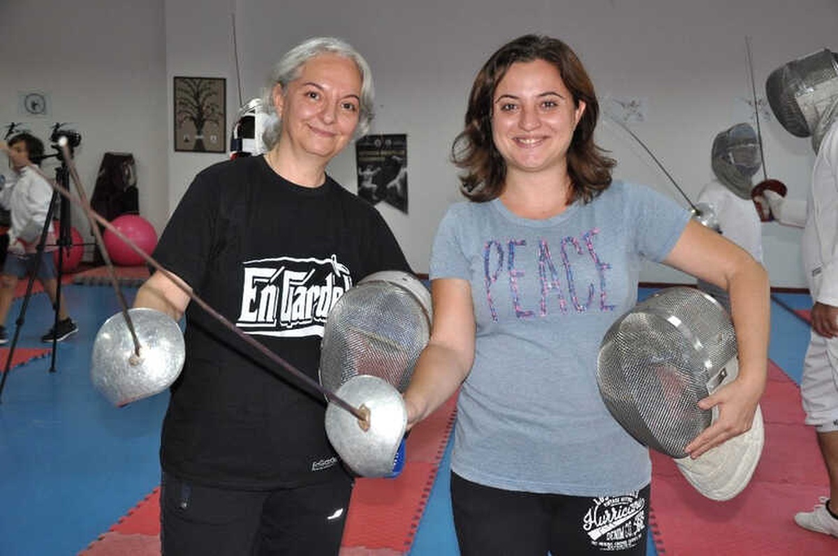 Antrenörlüğünü Üstlendiği Şampiyon Kızıyla Manisalılara Eskrim Öğretiyor
