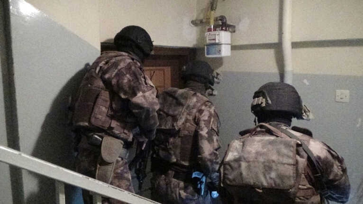 Özel Harekatçılar Kapıları Kırdı, Narkotik Polisi Didik Didik Aradı