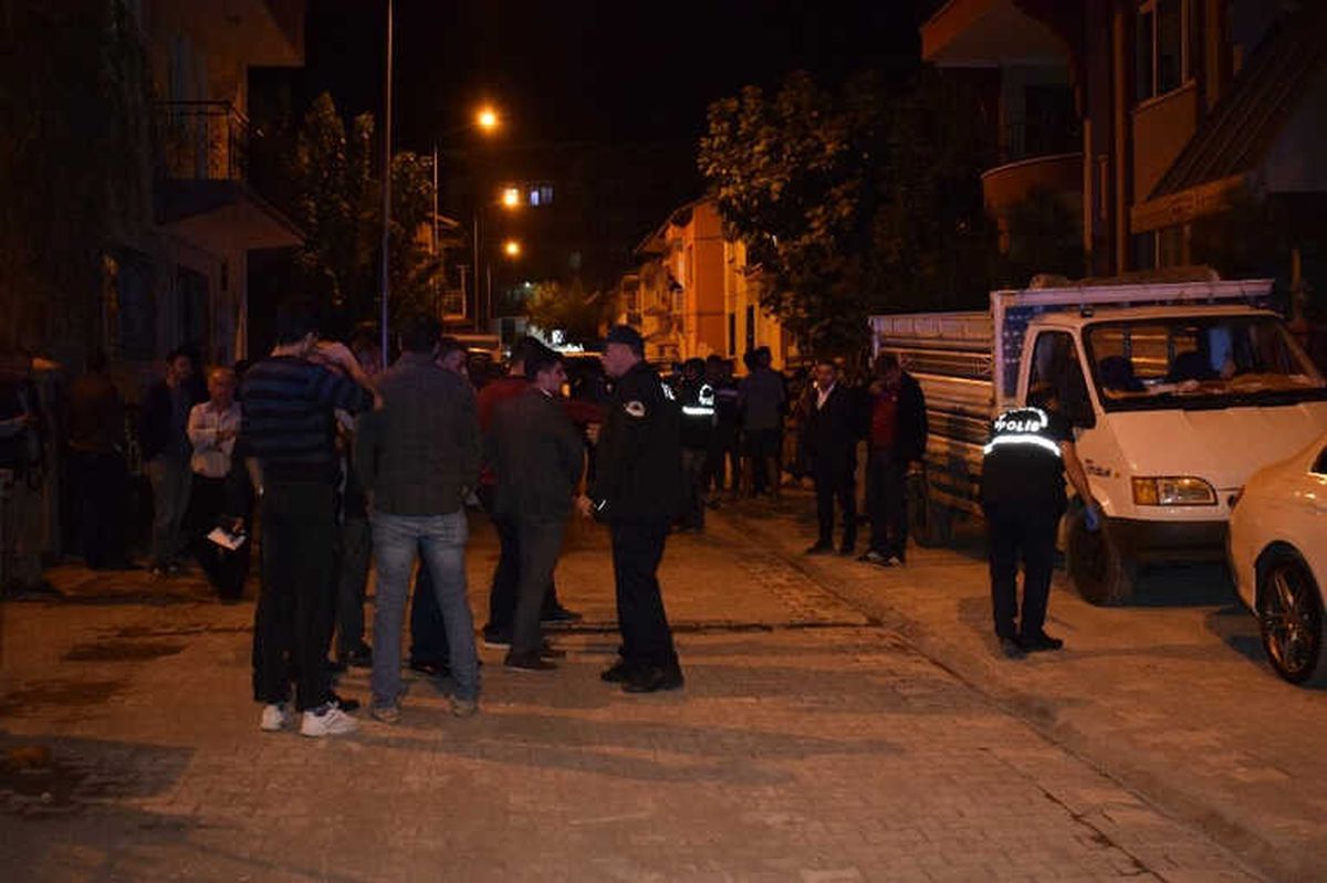 Polisin Müdahale Ettiği Kavgada Silahla 4 El Ateş Açıldı