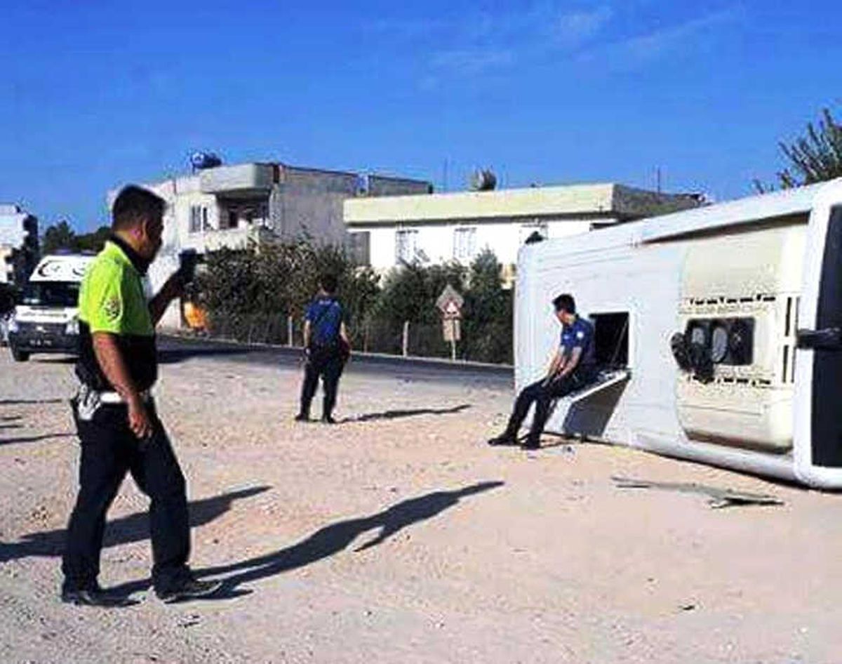 Polisleri Taşıyan Midibüs Devrildi: 10 Polis Yaralı