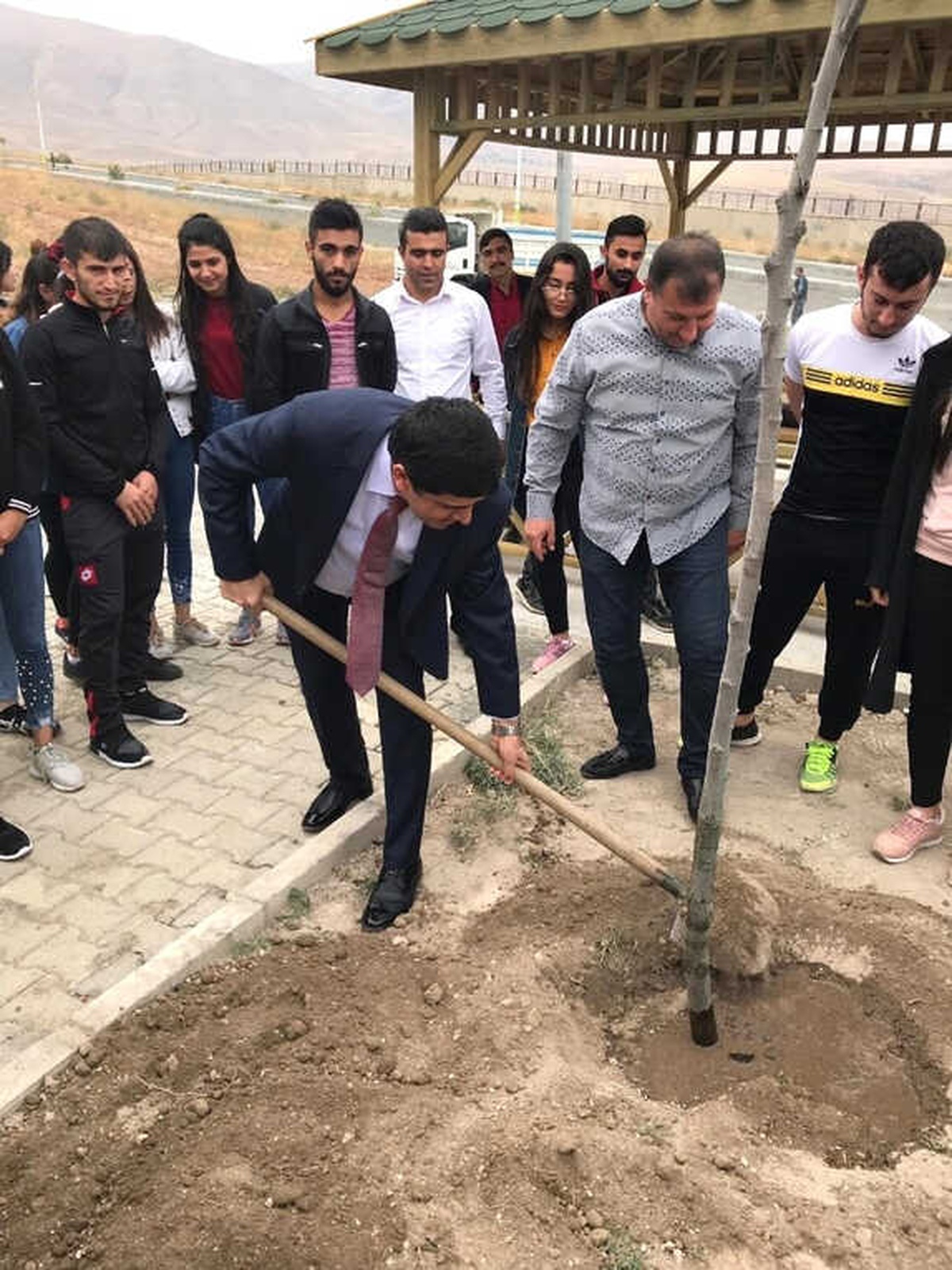 Rektör Alma, Besyo Öğrencileri ile Birlikte Ağaç Dikti