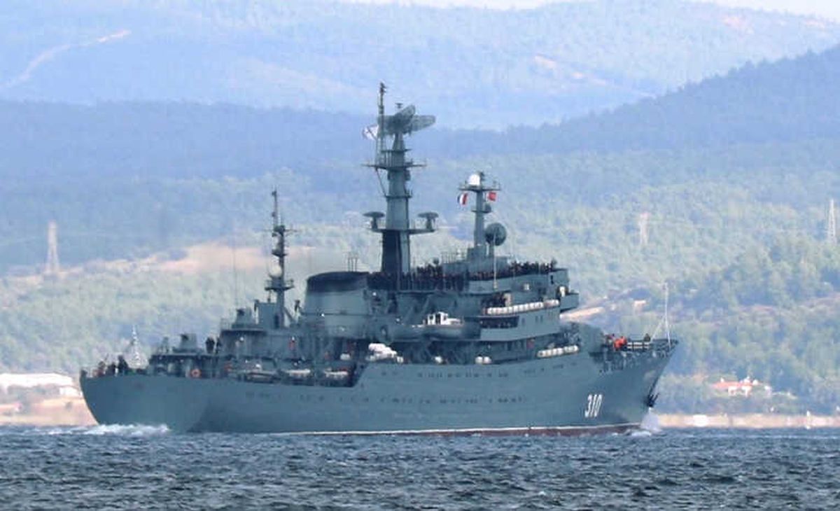 Rus Mürettabat Güvertede Sıralandı, Savaş Gemisi Boğazdan Geçti