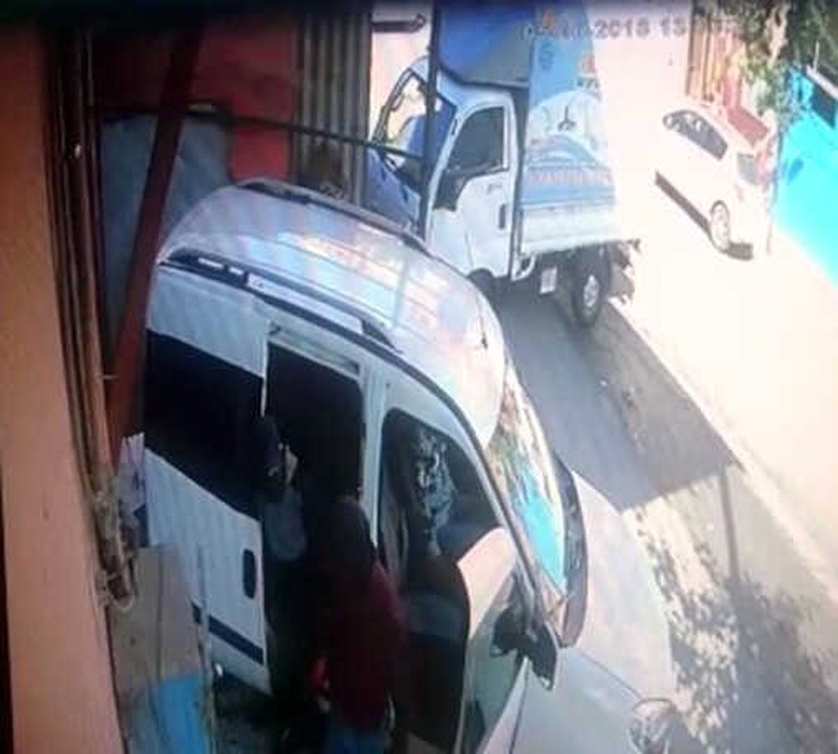 Sultangazi\'de İş Yeri Sahibinin Hırsızları Kovaladığı Anlar Kamerada