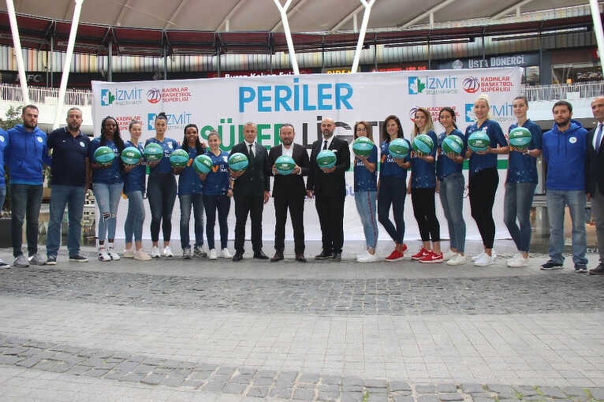 Süper Lig\'e Yükselen İzmit Belediyespor Kadın Basketbol Takımı Oyuncularını Tanıttı