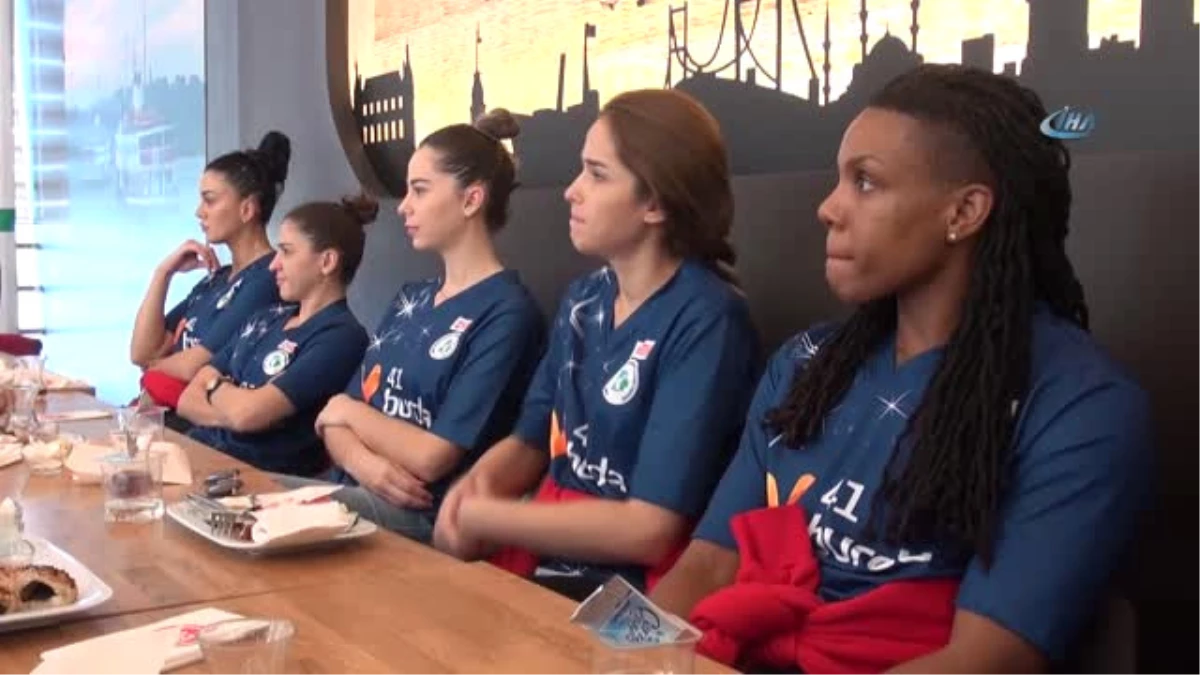 Süper Lig\'e Yükselen İzmit Belediyespor Kadın Basketbol Takımı Oyuncularını Tanıttı