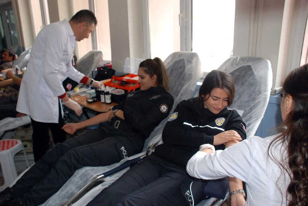 Tokat Polisinden Kızılay\'a Anlamlı Bağış