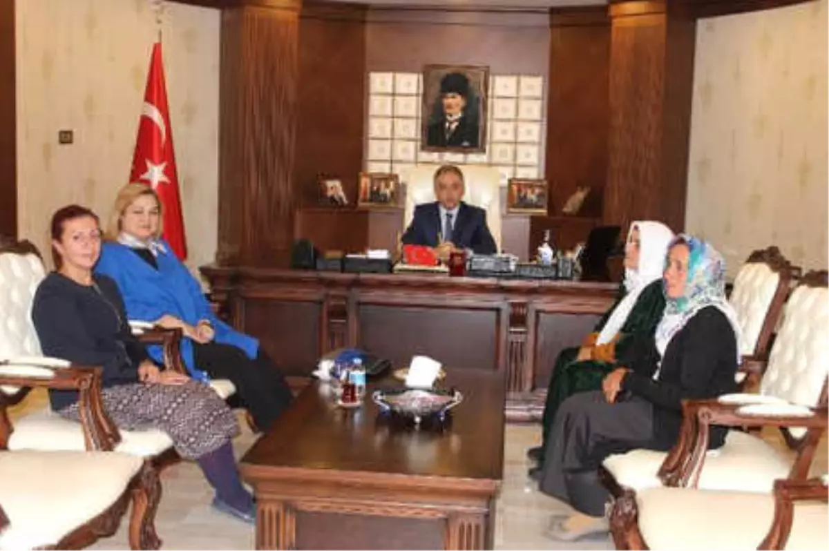 Vali Toprak, Bitlis\'teki Peynir Fuarında Derece Alan Kadın Üreticileri Ödüllendirdi