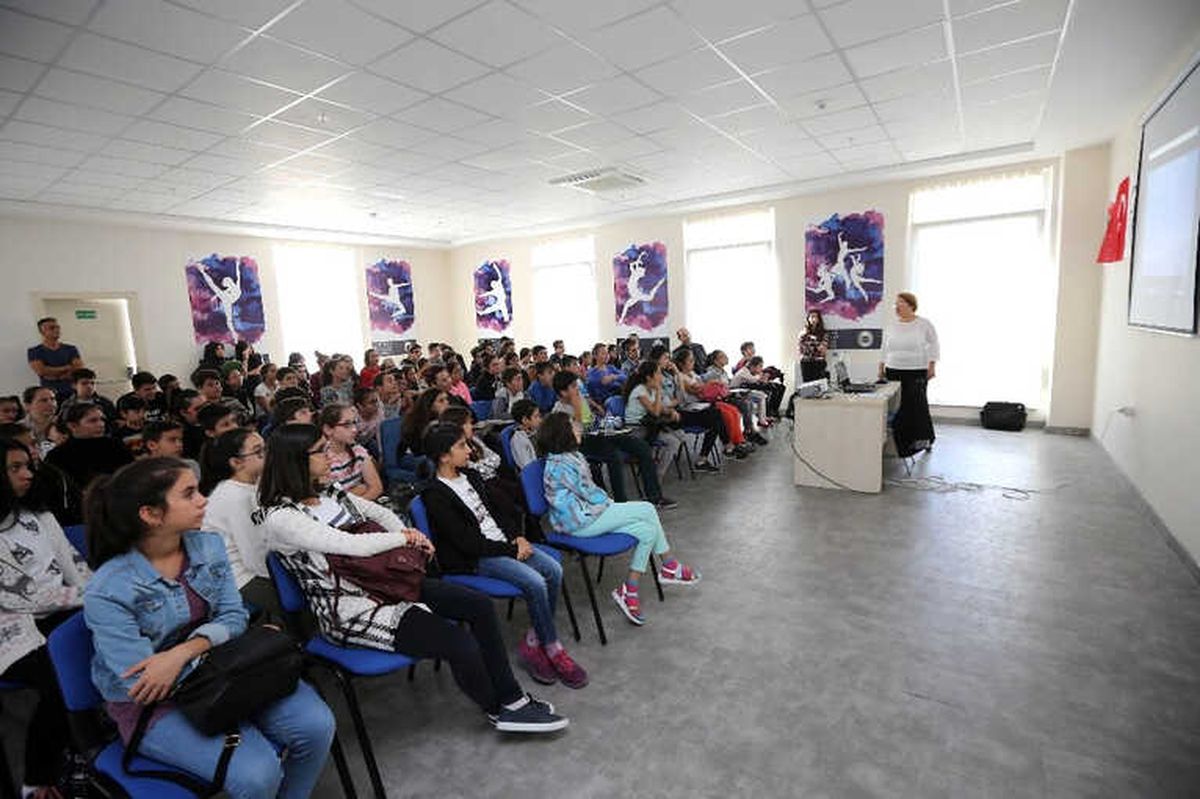 Yenimahalle\'de Dramalı Seminer