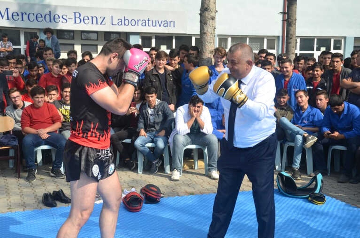 Yüzlerce Öğrenciye Gösteri Yapıldı