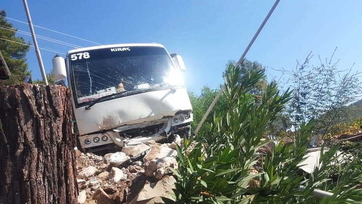Antalya\'da Tur Midibüsü Kaza Yaptı: 28 Yaralı