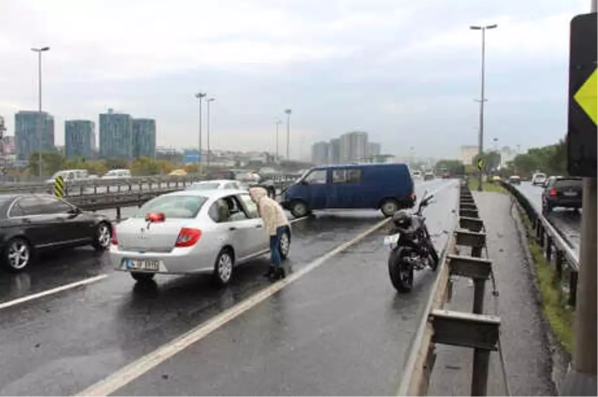 Bakırköy\'de Motosiklet Sürücüsü Kaza Yaptı