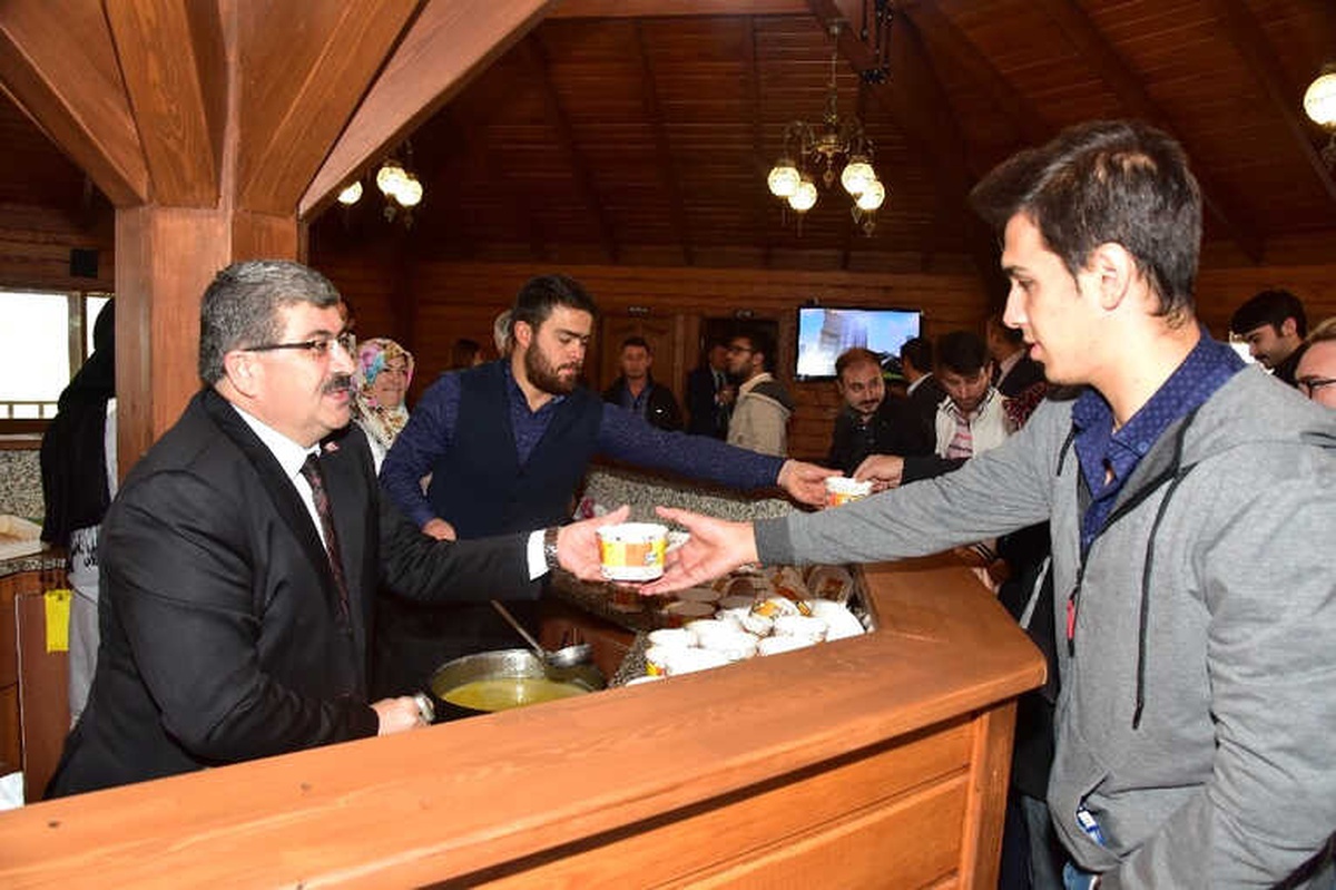 Başkan Can Elleriyle Üniversite Öğrencilerine Çorba İkram Etti