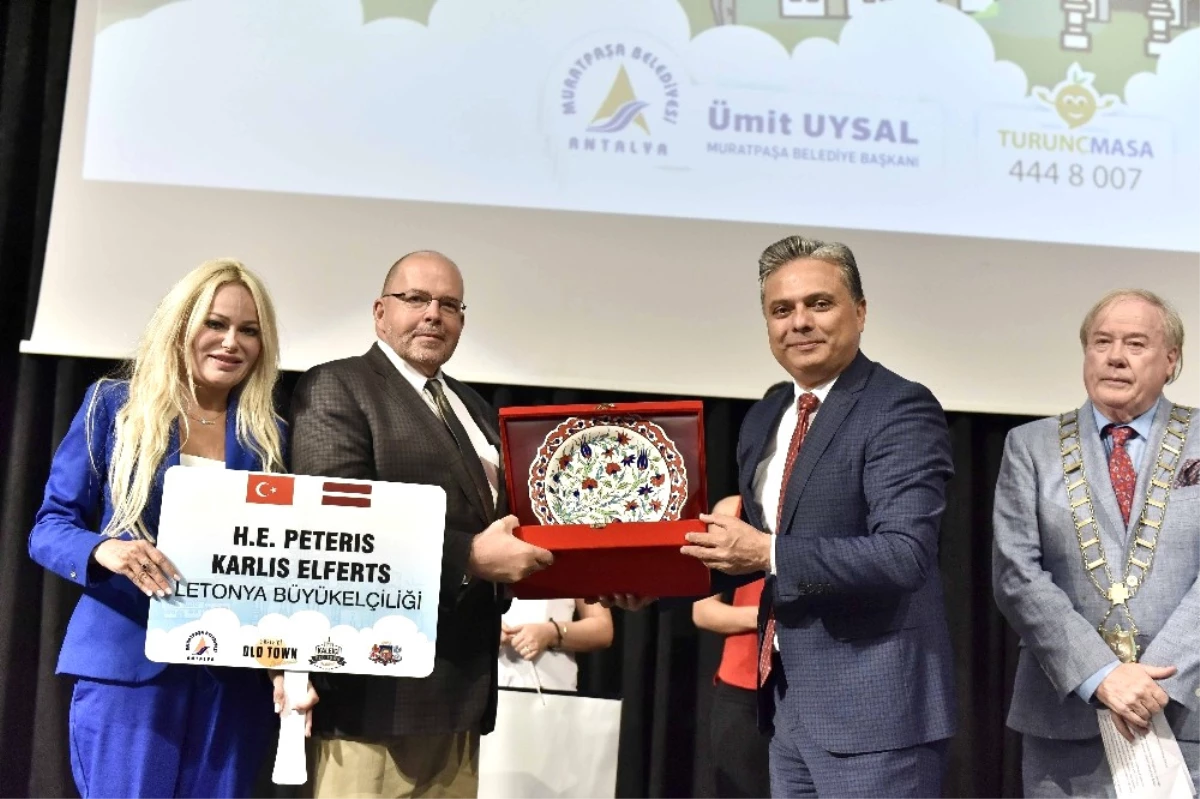 Başkan Uysal\'a Kosova\'dan Türk Bayrağı Rozeti