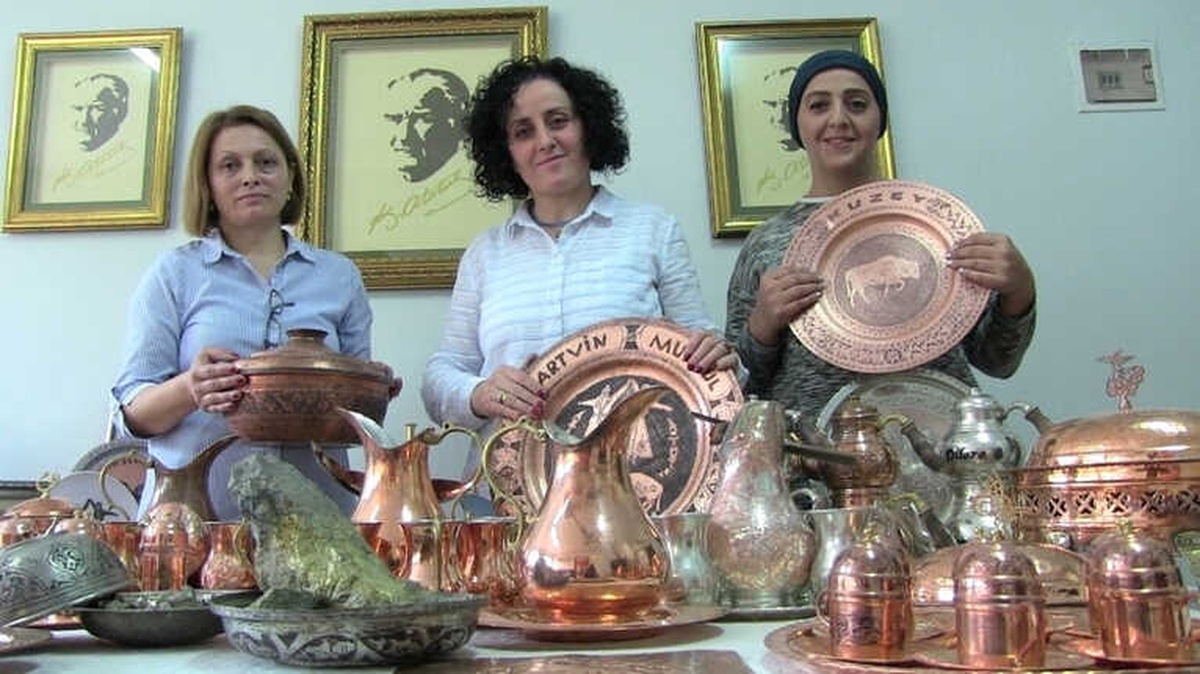 Bir Yandan Dantele Diğer Yandan Bakıra Motif Veriyorlar