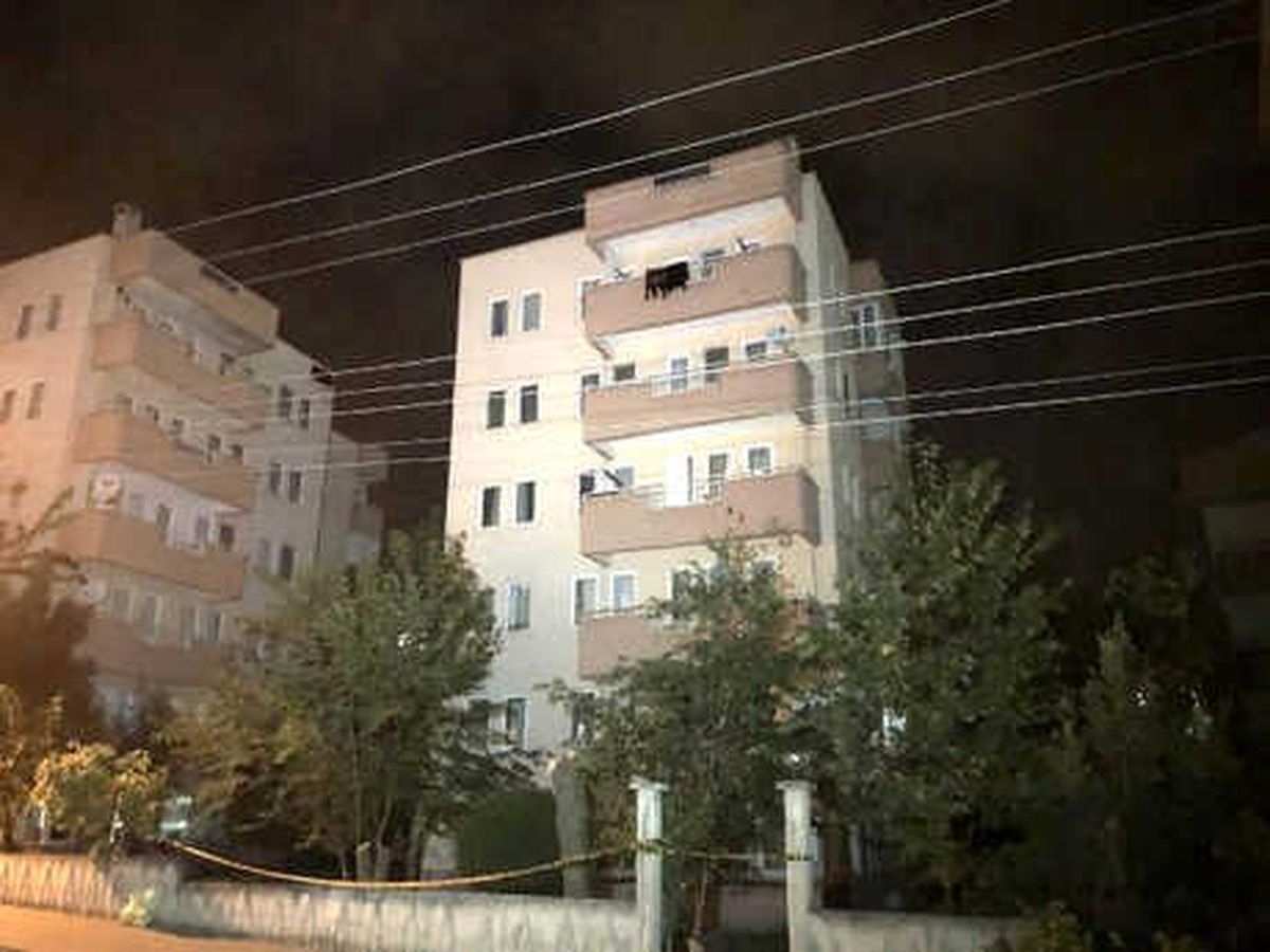Bursa\'da 5 Katlı Apartman, Yıkılma Tehlikesine Karşı Tahliye Edildi (2)