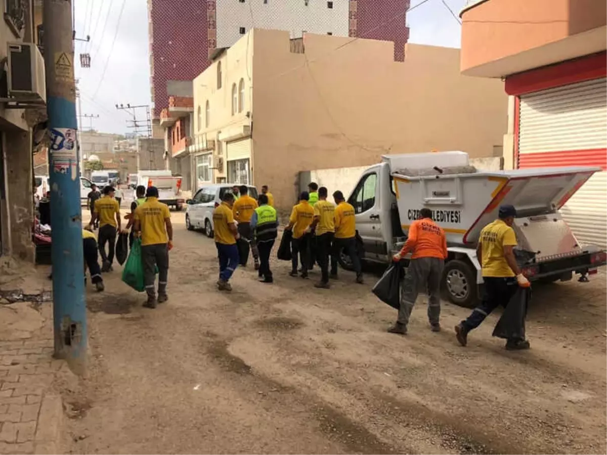 Cizre\'de Belediye Ekiplerinden Hummalı Temizlik Çalışması