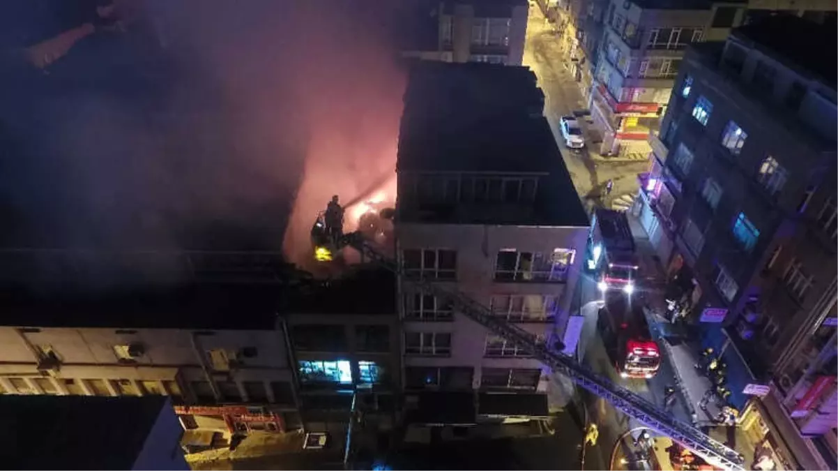 Eminönü\'nde Hanın Çatısında Çıkan Yangın Drone ile Görüntülendi