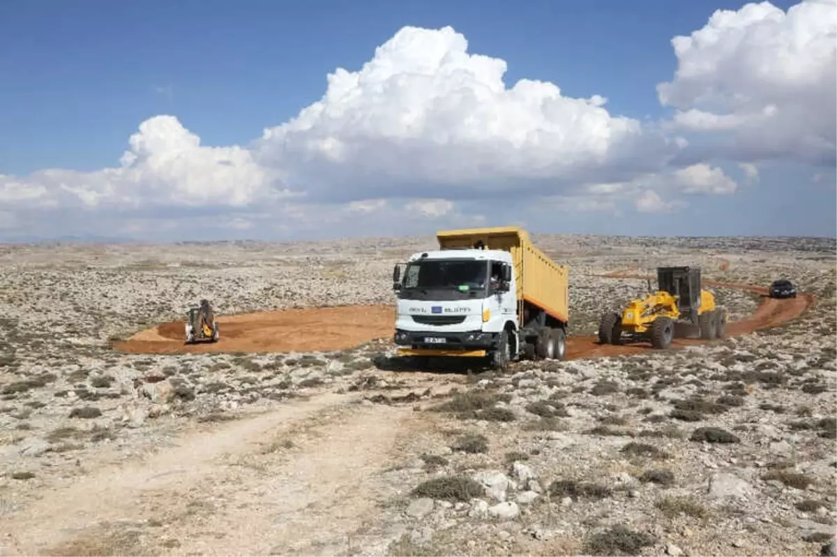 Erdemli Belediyesi 2 Bin 200 Rakımda Yol Çalışmalarını Sürdürüyor