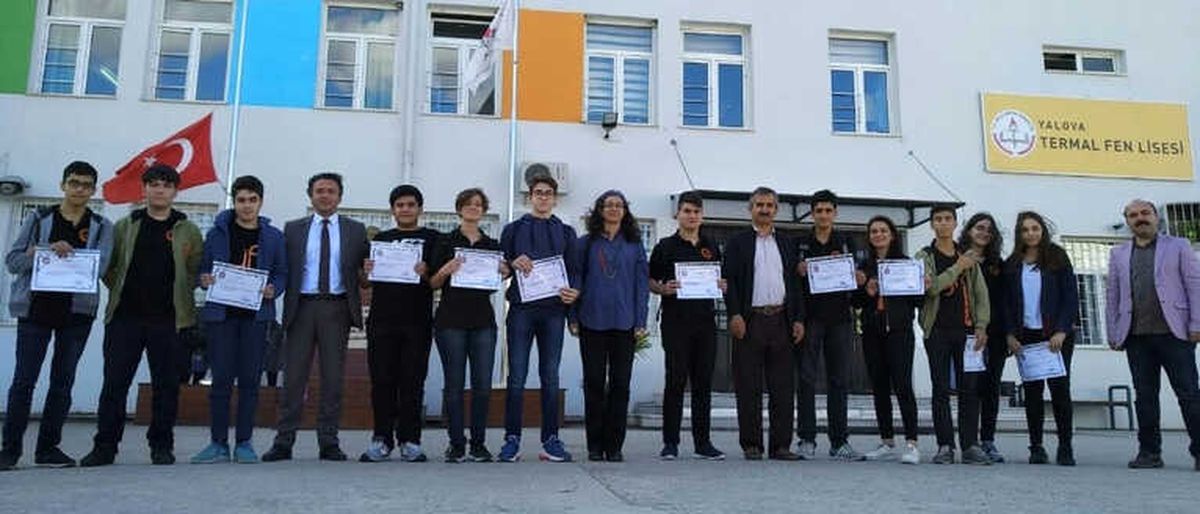 Harçlıklarıyla Arkadaşlarının İhtiyaçlarını Karşılıyorlar