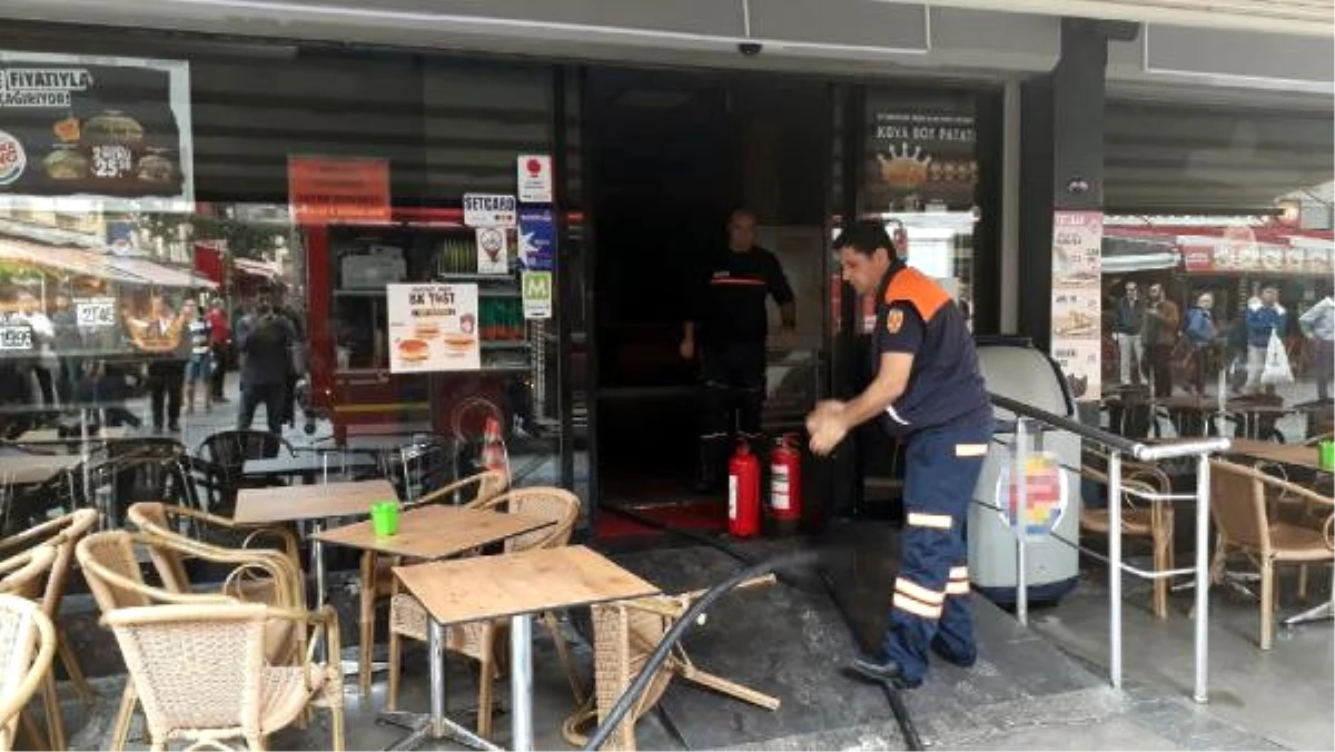 İzmir\'de, Fast Food Restoranında Yangın