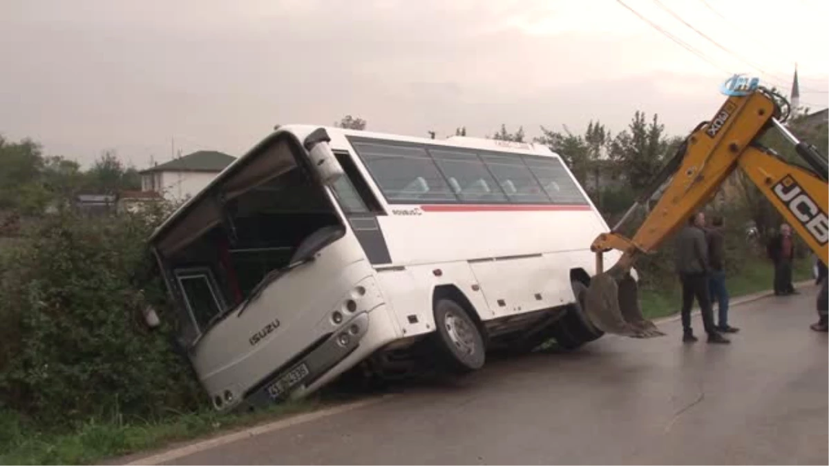 Kaygan Yolda Kontrolden Çıkan Öğrenci Servisi Devrildi: 3 Yaralı