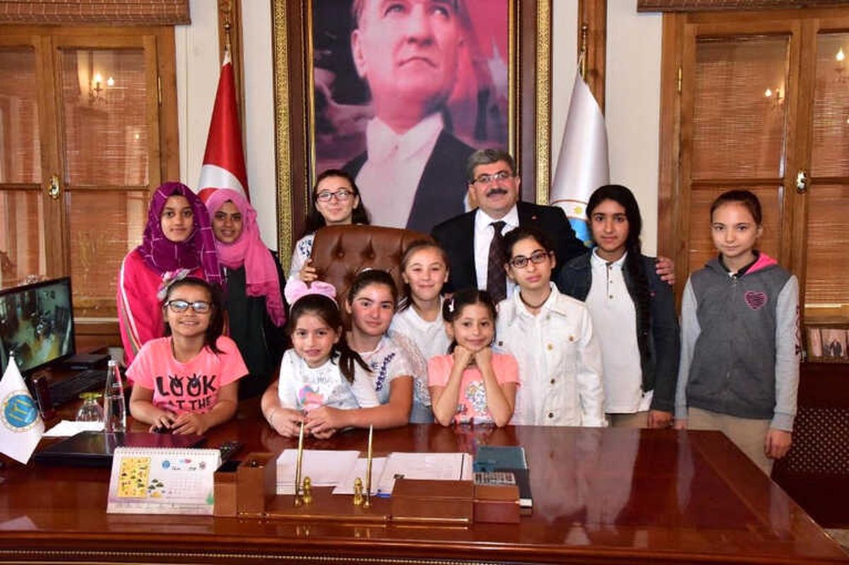 Kız Çocuklarından Başkan Can\'a Ziyaret