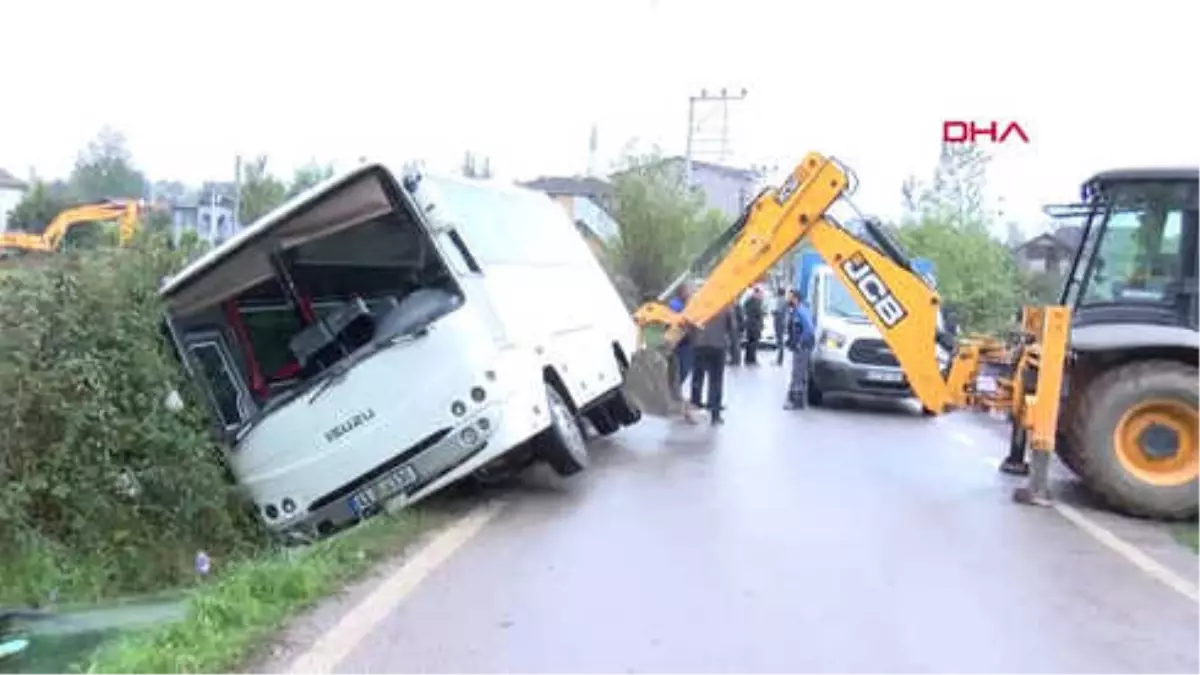 Kocaeli Yoldan Çıkan Öğrenci Servisi Su Kanalına Düştü 3 Yaralı