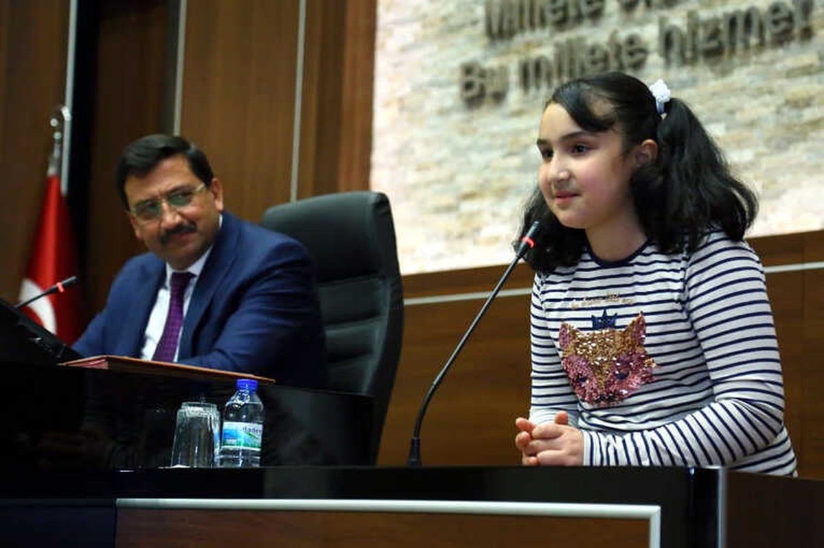 Küçük Kız Yarışmada Okuyamadığı İstiklal Marşı\'nı Meclis Kürsüsünde Okudu