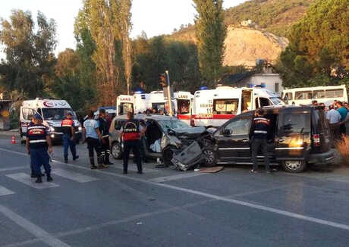 Mersin\'de Kaza: 2 Kardeş Öldü, 7 Yaralı