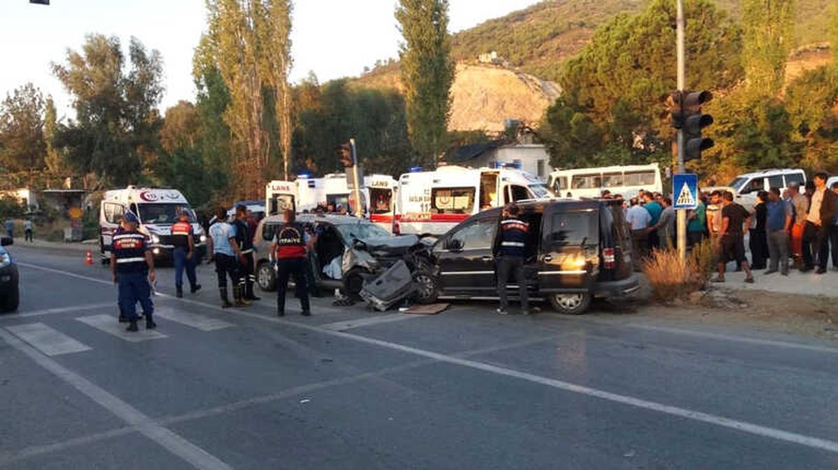 Mersin\'de Trafik Kazası: 2 Ölü, 7 Yaralı