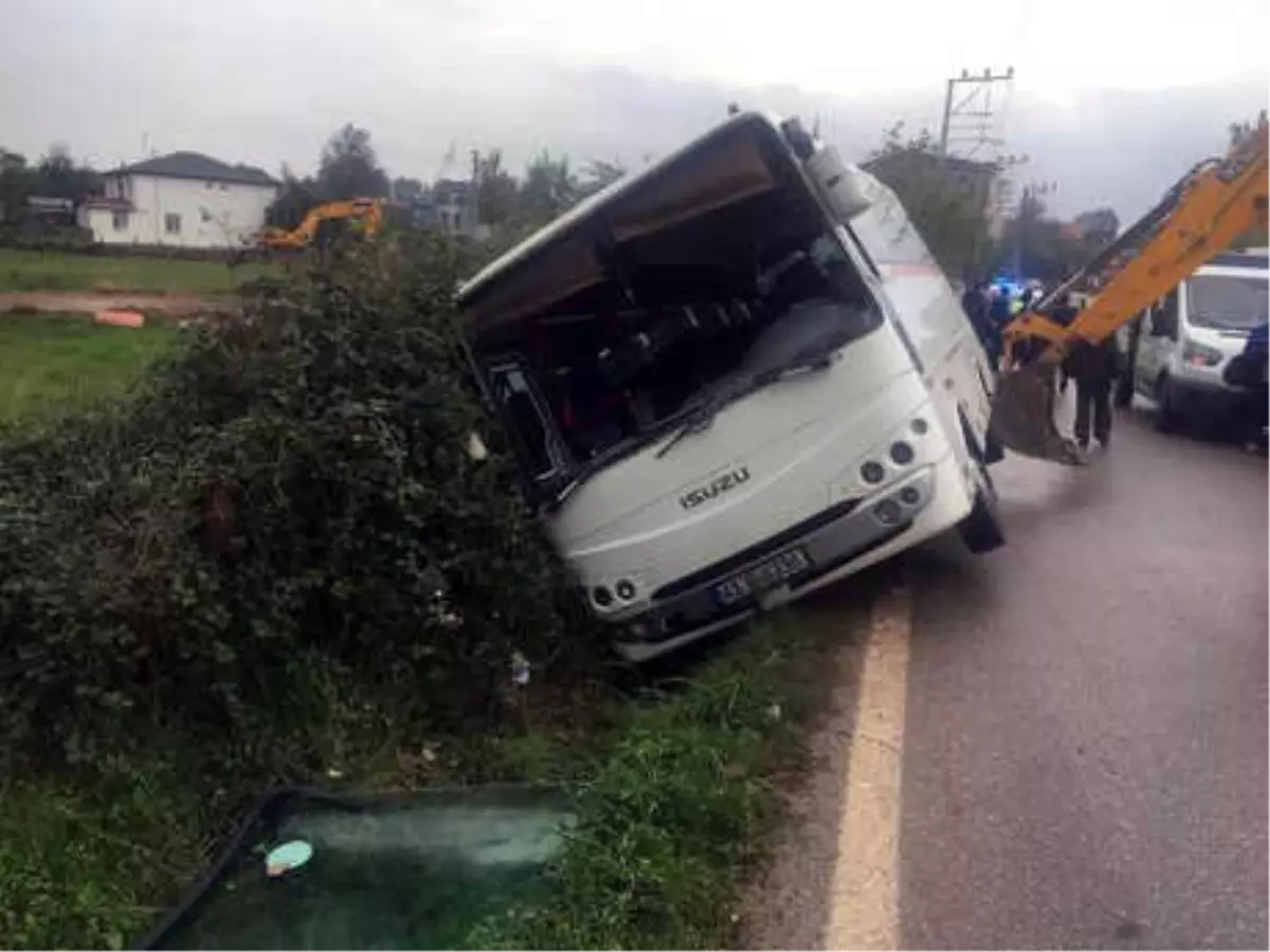 Öğrenci Servisi Su Kanalına Düştü: 3 Yaralı