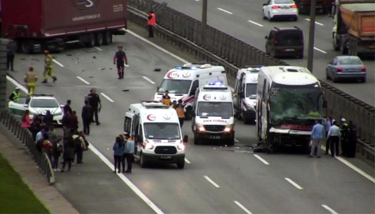 Pendik\'te Tır ile Yolcu Otobüsü Çarpıştı: Trafik Durdu