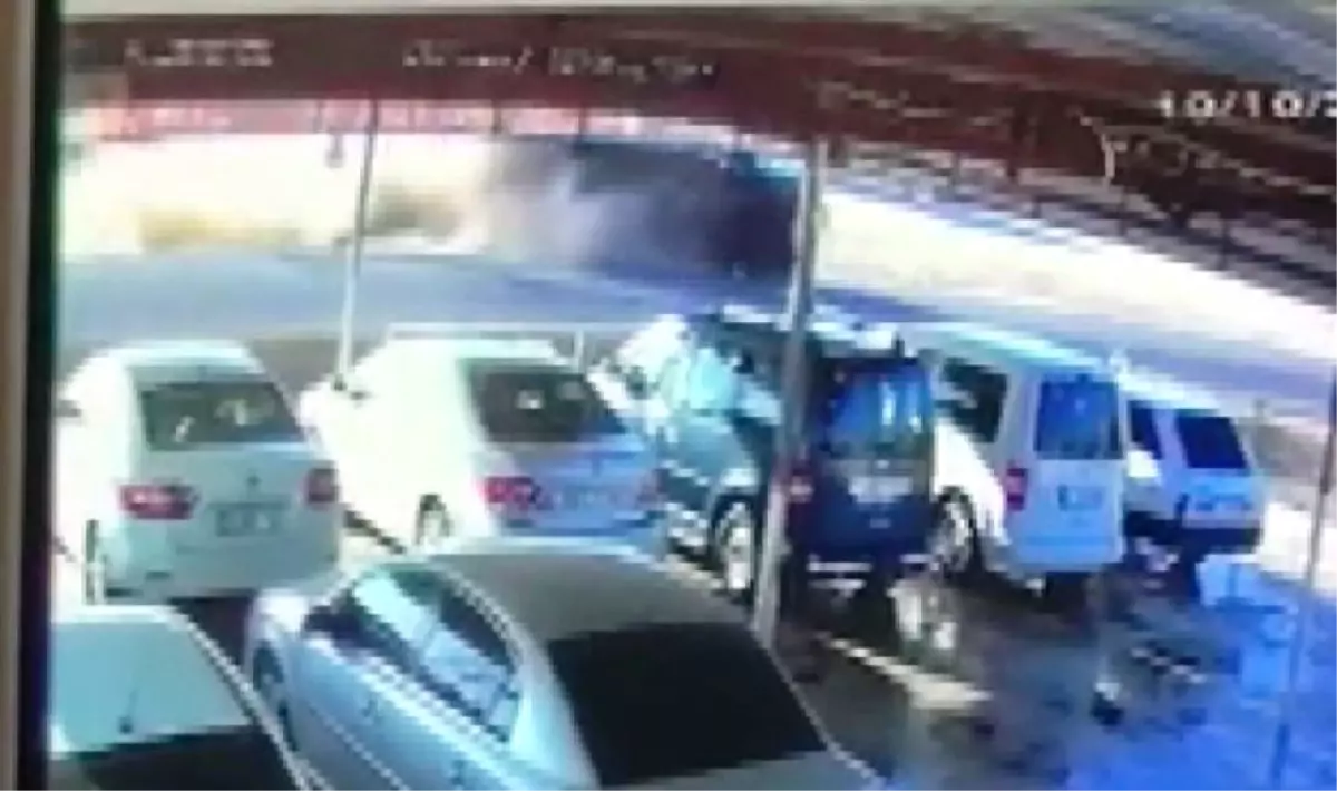 Polisleri Taşıyan Midibüsün Devrilme Anı Kamerada
