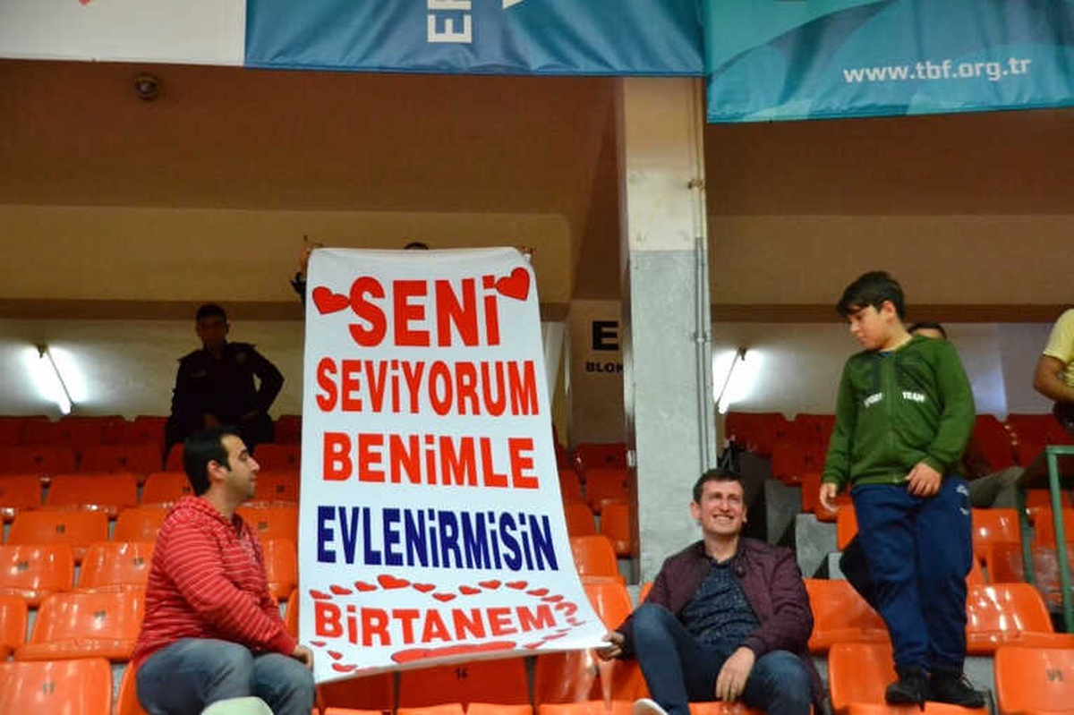 Şampiyonlar Ligi Maçında Evlenme Teklif Etti