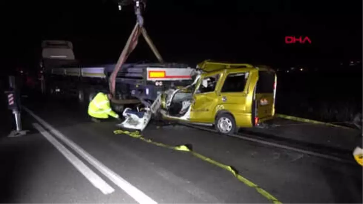 Tekirdağ Tır\'a Arkadan Çarpan Araçta 2 Kişi Öldü