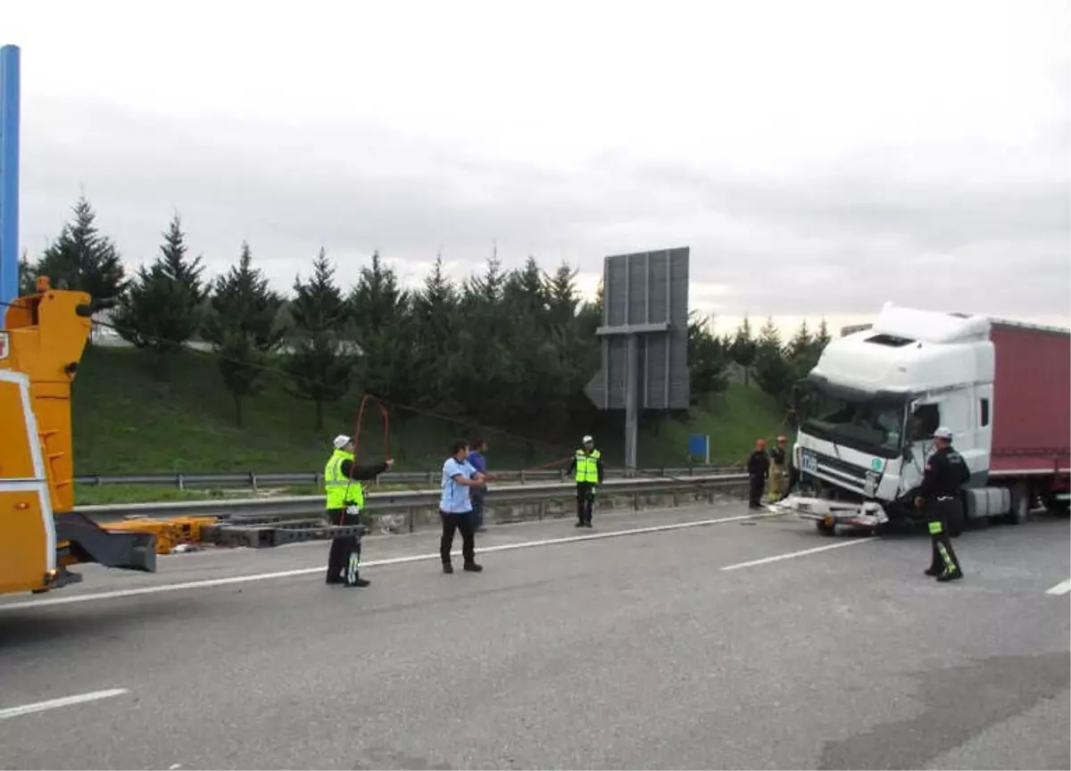 Tem Otoyolunda Tır ile Yolcu Otobüsü Çarpıştı: 1 Ağır 15 Yaralı