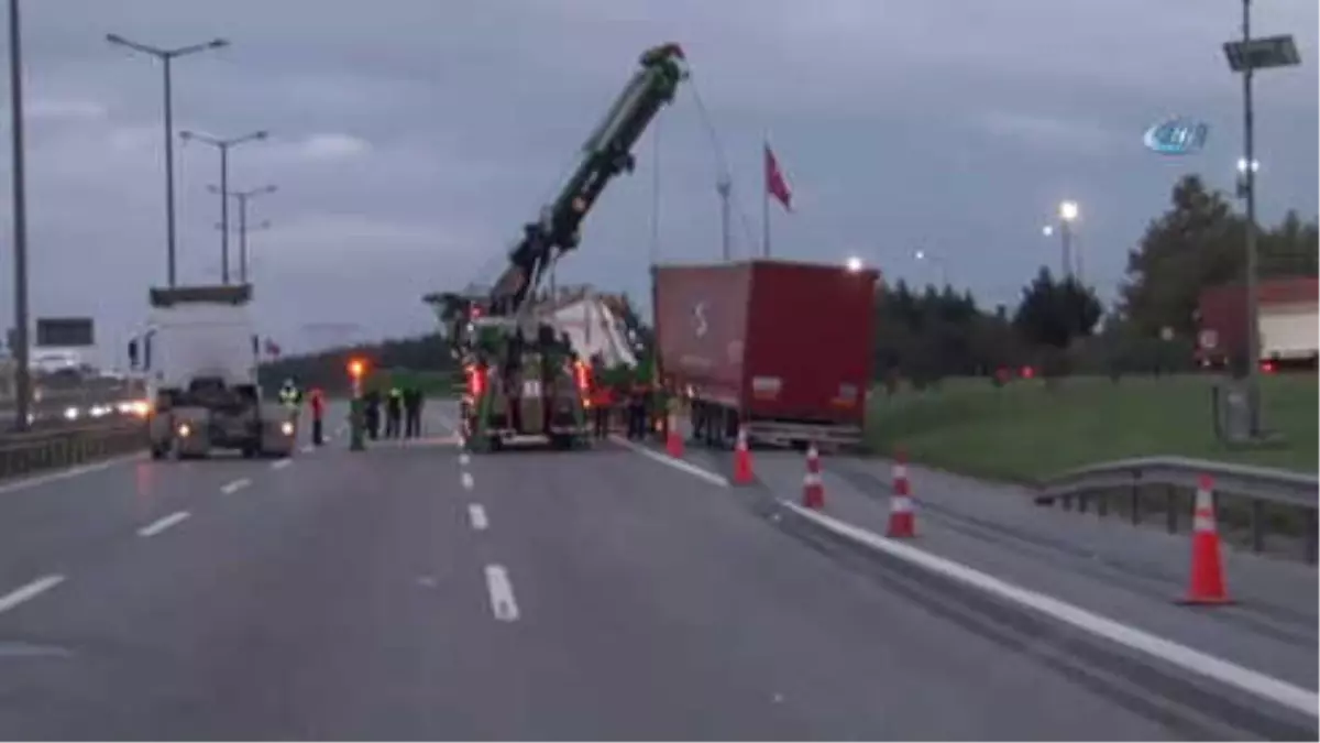 Tem Otoyolunda Tır ile Yolcu Otobüsü Çarpıştı: 1 Ağır 15 Yaralı