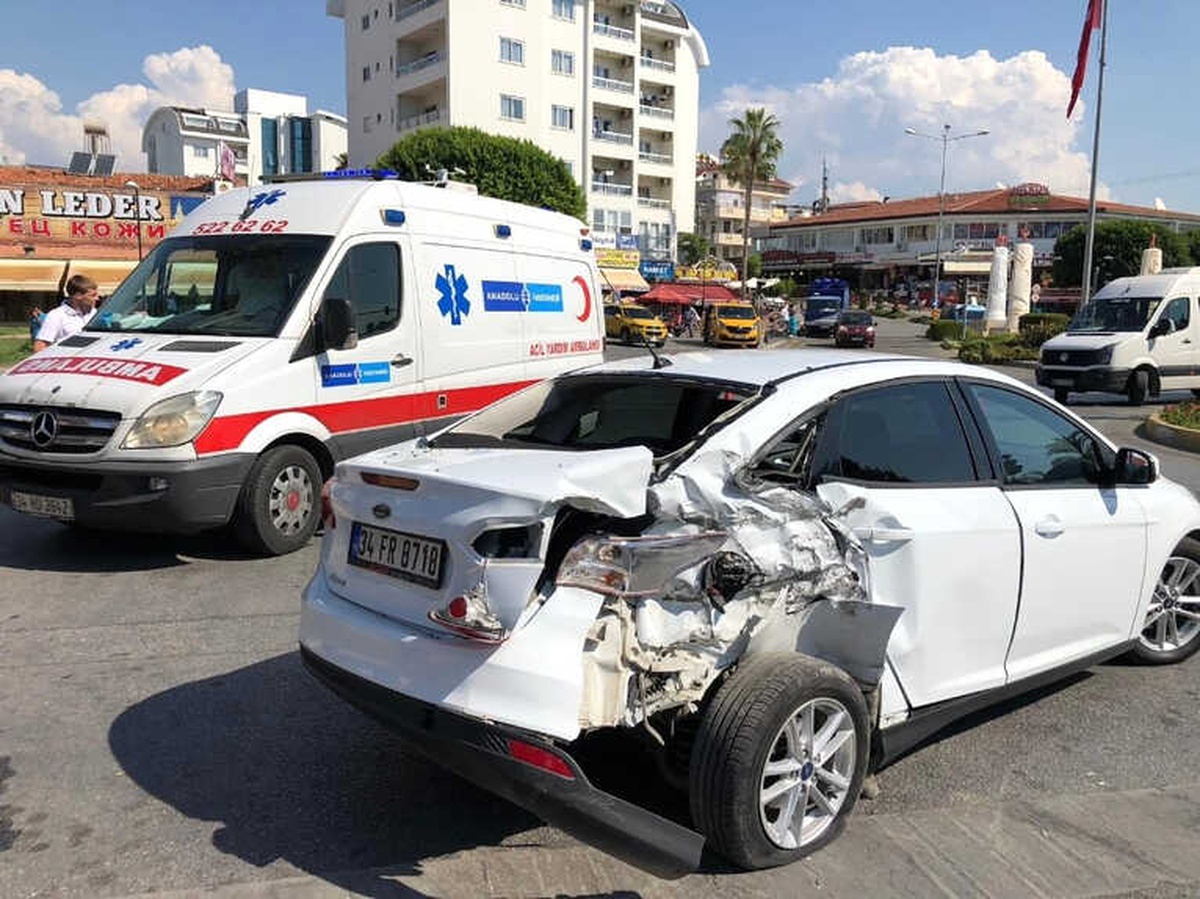 Tur Otobüsü Kırmızı Işıkta Bekleyen Araçlara Daldı