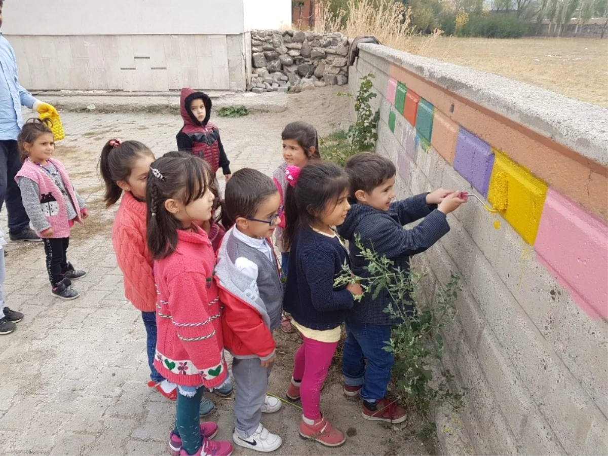 Anasınıfı Öğrencileri Okullarını Boyadı