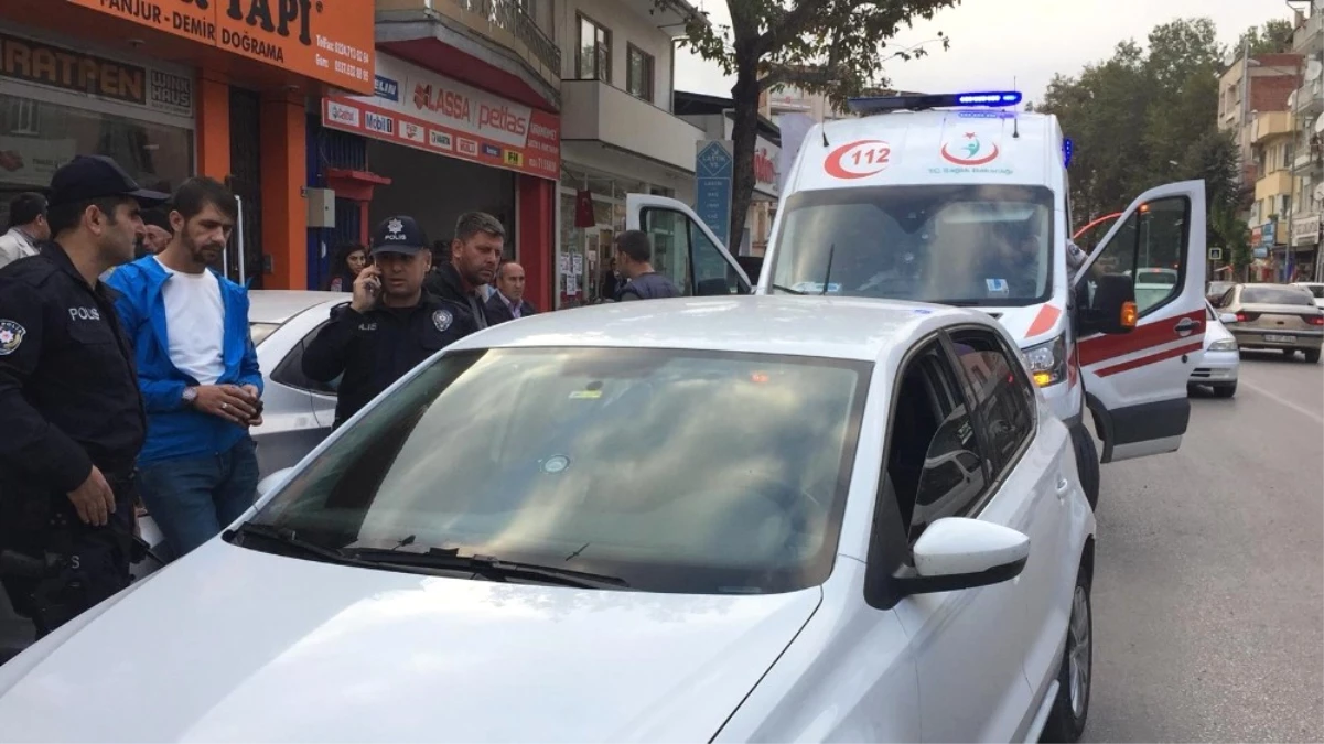 Arabasında Uyuyakalan Sürücüyü Polisler Uyandıramayınca 112\'den Yardım İstendi