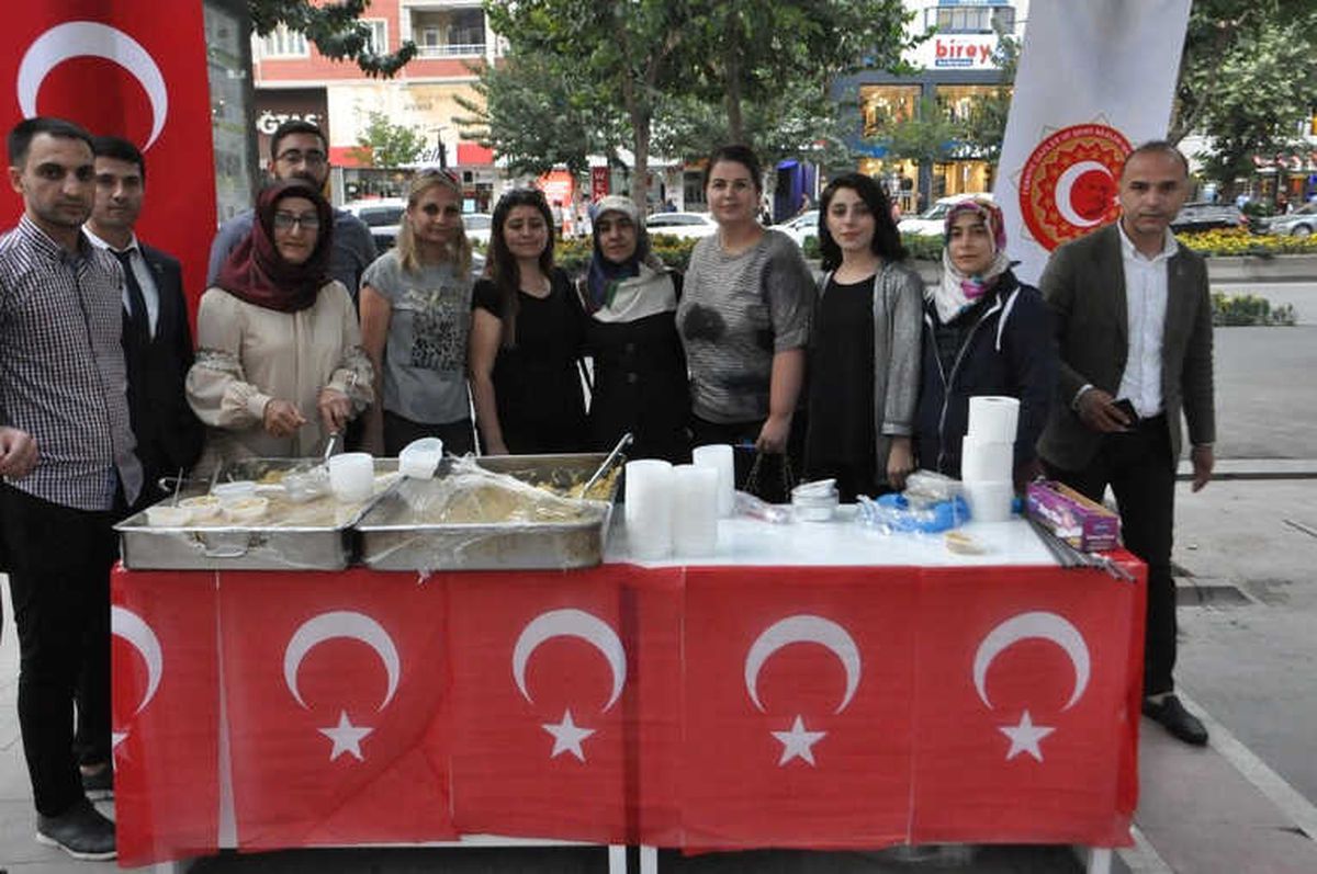 Batman\'da 8 Şehit İçin Helva Dağıtıldı