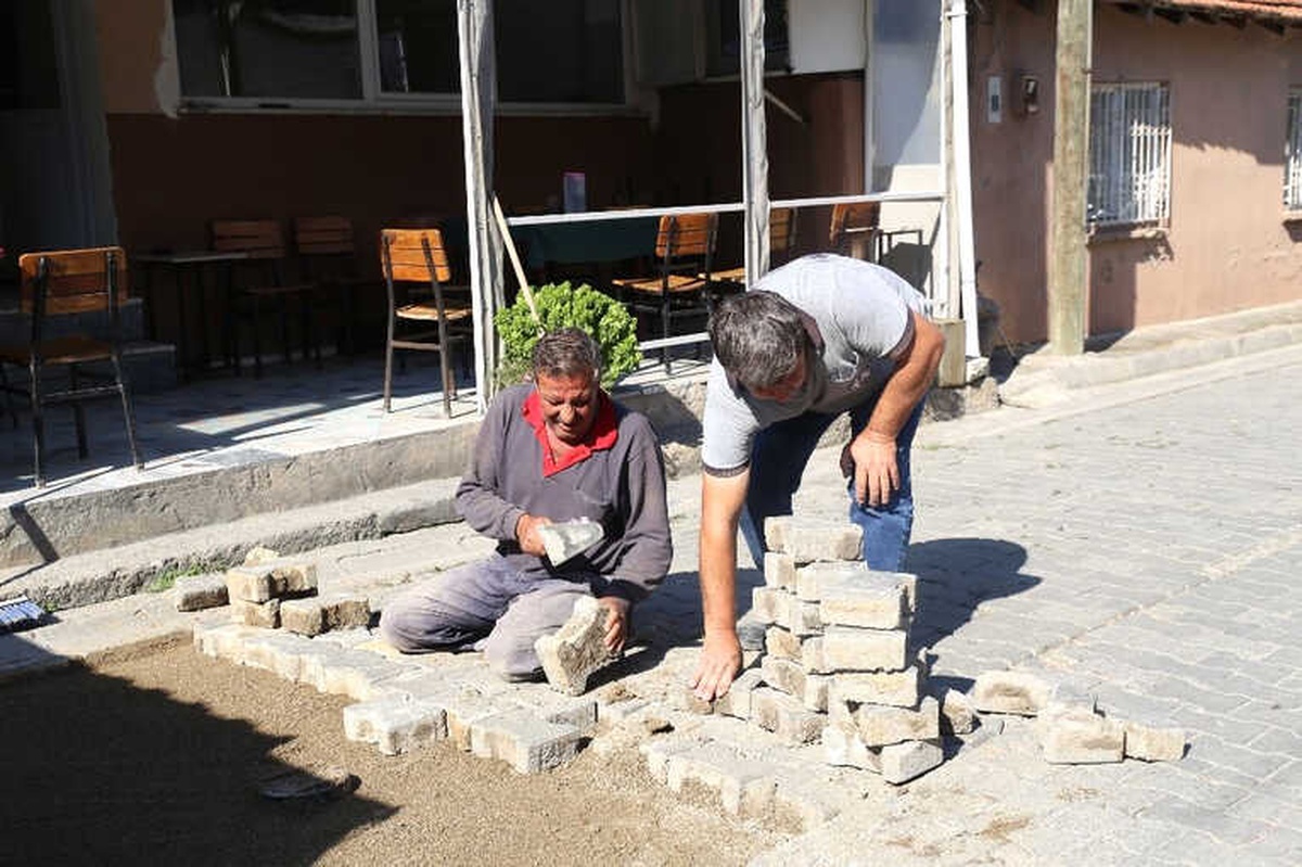 Burhaniye Belediyesi Yolların Bakım ve Onarımına Devam Ediyor