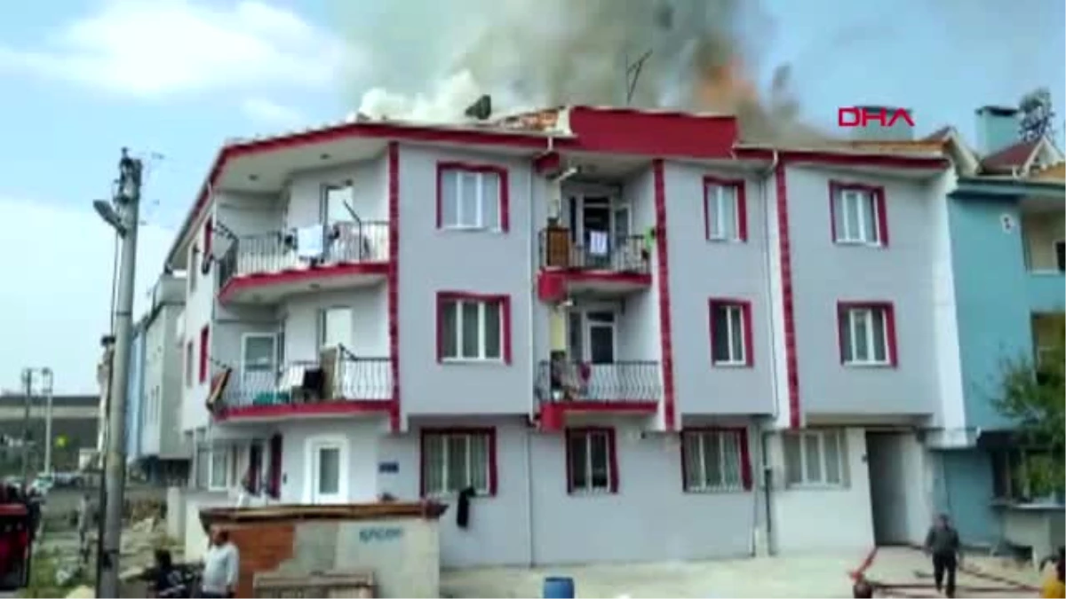 Bursa\'da 2 Katlı Binanın Çatısı Yandı