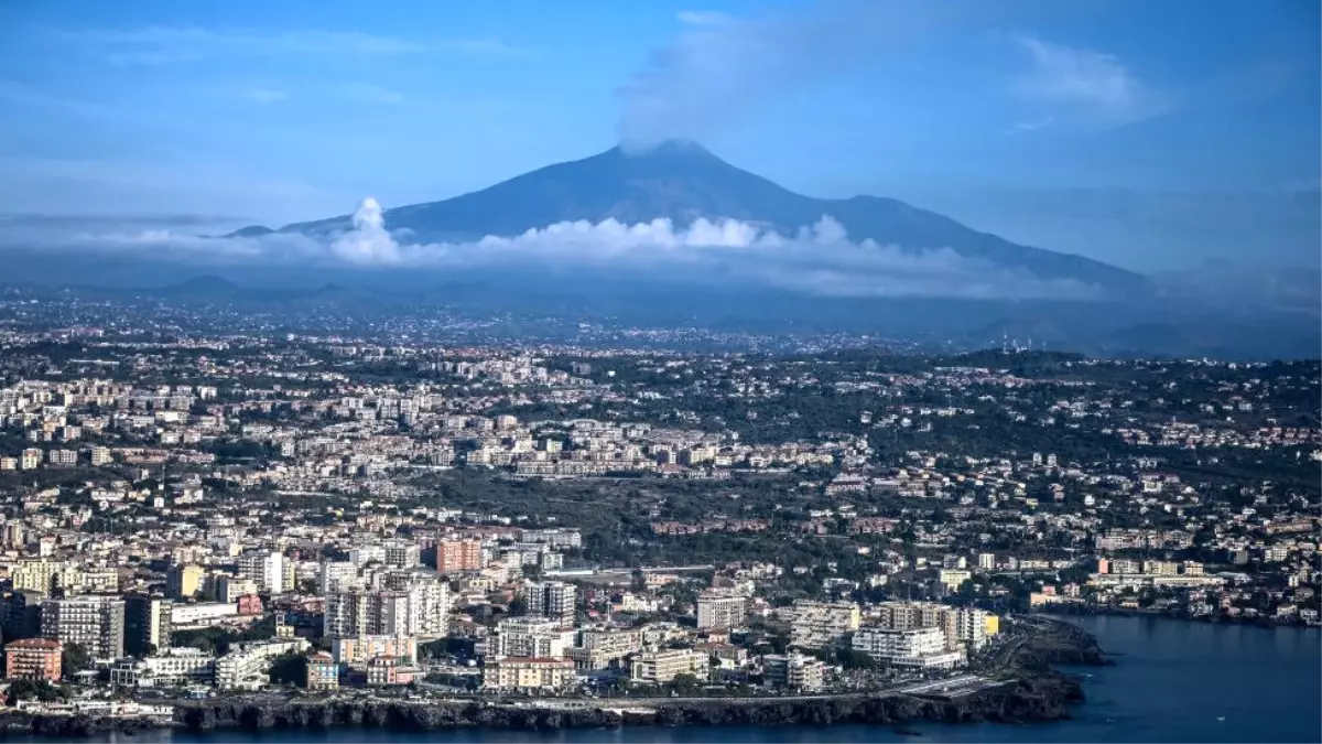 Etna Yanardağı Denize Kayıyor, Tsunamiye Yol Açabilir\'