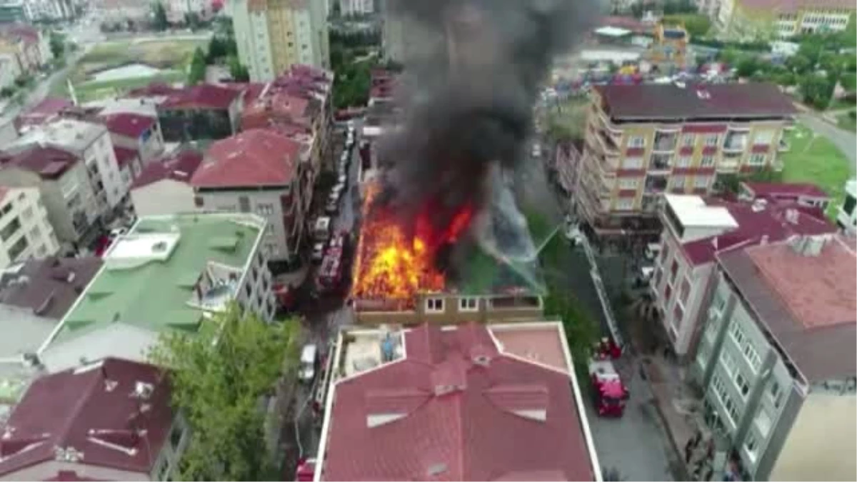 Halkalı\'da 5 Katlı Binanda Çıkan Yangında Mahalleli Korku Dolu Anlar Yaşadı