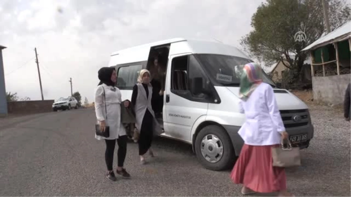 Kapı Kapı Gezip Kız Çocuklarını Okula Kazandırıyorlar