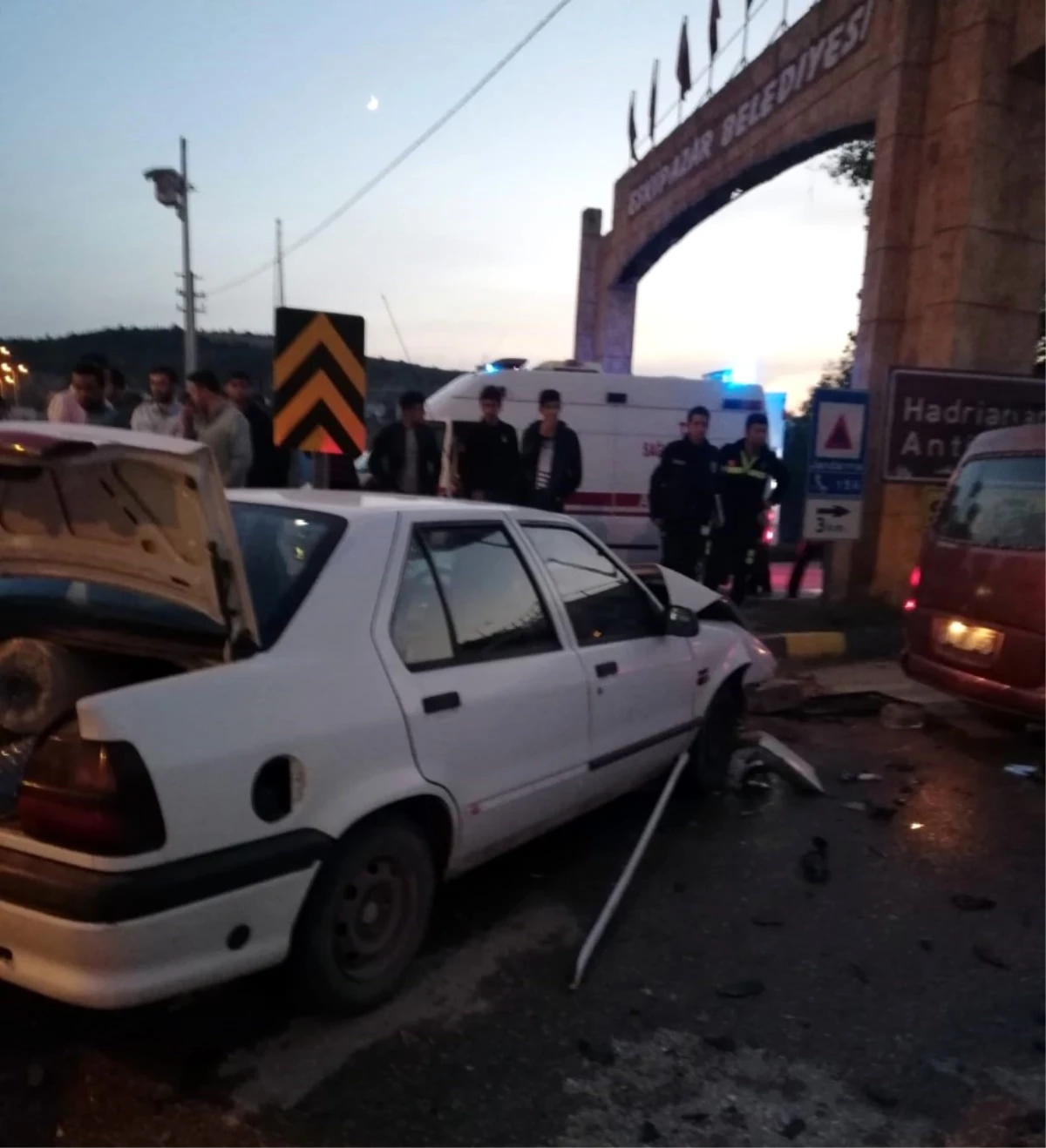 Karabük\'te Otomobil ile Minibüs Çarpıştı: 10 Yaralı