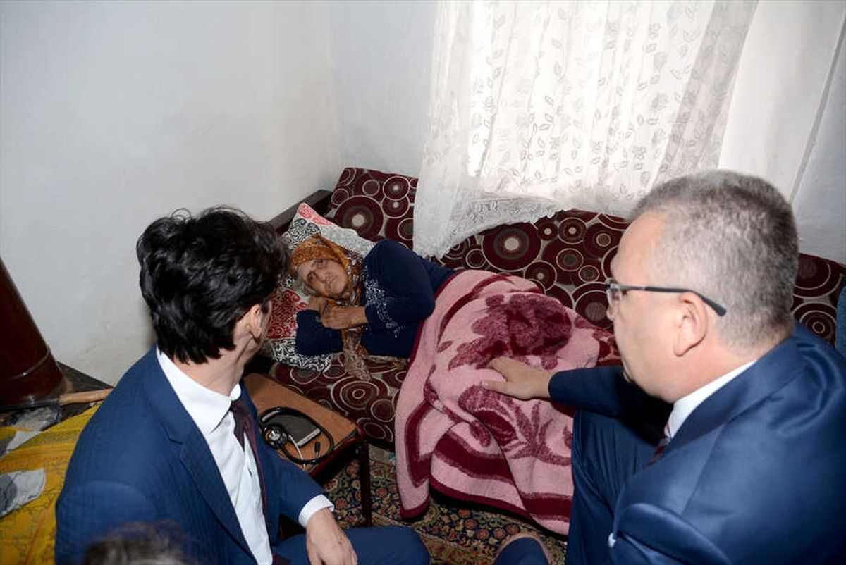 Karacabey\'de Yaşlı Kadına Yardım Eli