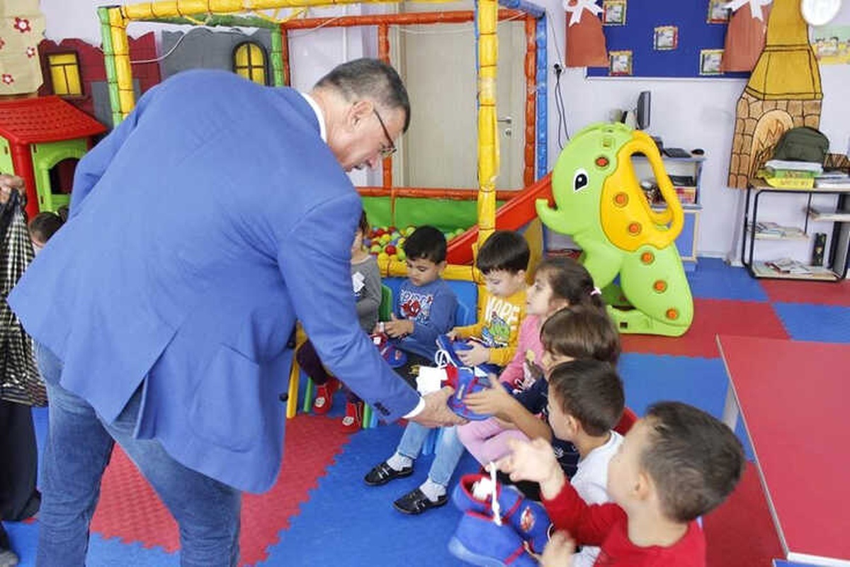 Kızılay\'ın Gönderdiği 70 Çift Ayakkabı Öğrencilere Dağıtıldı