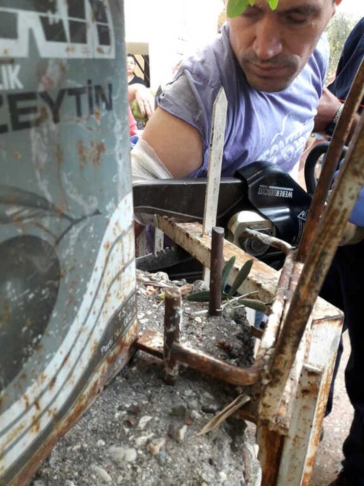 Koluna Saplanan Korkuluk Demiriyle Hastaneye Götürüldü